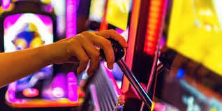Mass-market slot design with straightforward mechanics